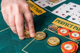 Aplikasi mobile oriental play menampilkan meja kasino langsung dan antarmuka permainan slot